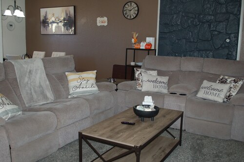 Charming 2-bedroom condo in pleasant Norman with WiFi, AC, and private parking