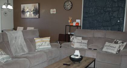 Charming 2-bedroom condo in pleasant Norman with WiFi, AC, and private parking