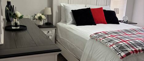 2 عدّة غرف نوم ومكواة/لوح كي وواي فاي وملاءات أسرّة