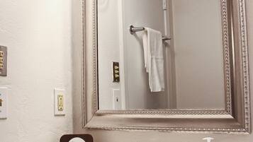 Een douche, handdoeken, zeep, toiletpapier