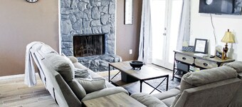 Charming 2-bedroom condo in pleasant Norman with WiFi, AC, and private parking