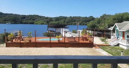 Charming 1-bedroom apartment with Starlink WiFi, AC, in lovely Calabash Bight