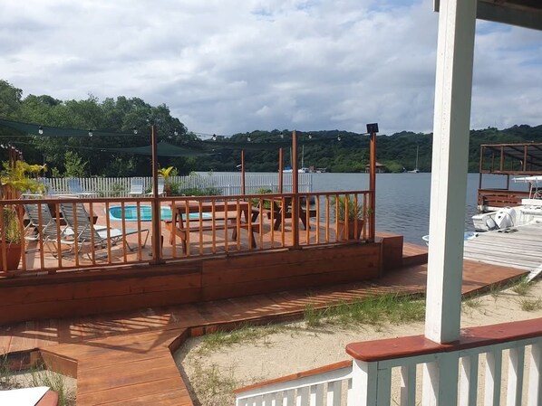 Terrace/patio - Charming 1-bedroom apartment with Starlink WiFi, AC, in lovely Calabash Bight (Islas de la Bahía)