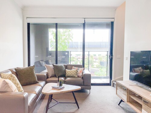 3 Bedroom Modern Living in the Centre of Clayton!