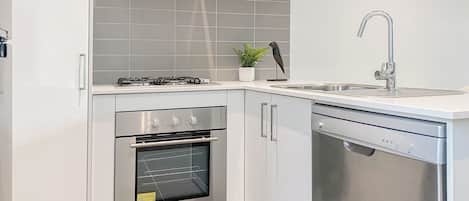 Frigorífico, microondas, horno y placa de cocina