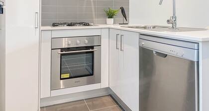 3 Bedroom Modern Living in the Centre of Clayton!