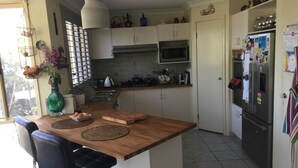 Wasserkocher mit Kaffee-/Teezubehör, Kühlschrank, Mikrowelle, Ofen