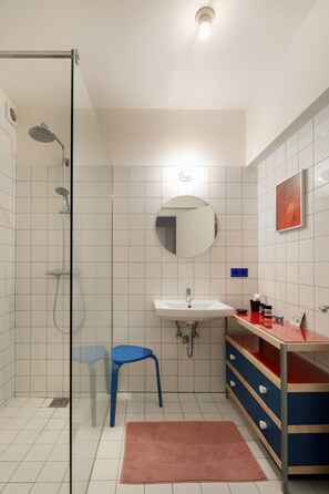 Sèche-cheveux, serviettes fournies