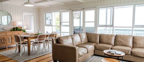 Smart TV, caminetto, libri