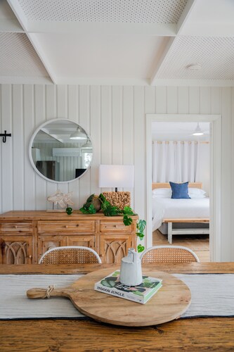 Metung Holiday House | Family & Pet Friendly, Cosy Coastal downtown stay