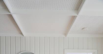 Metung Holiday House | Family & Pet Friendly, Cosy Coastal downtown stay