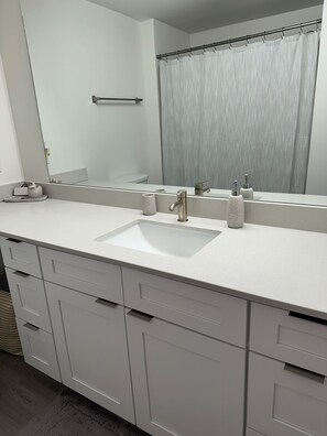 Serviettes fournies, papier toilette