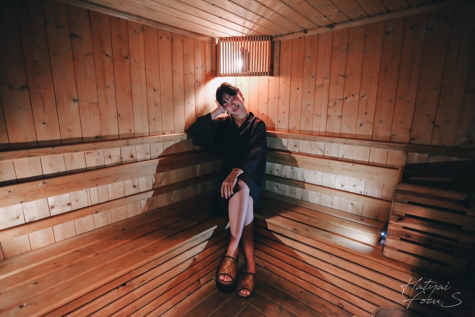 Una sauna con bancos de madera y techo inclinado.