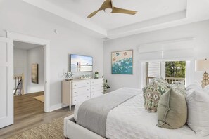 5 habitaciones, escritorio y tabla de planchar con plancha