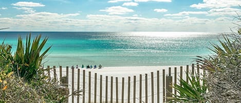 Perto da praia, espreguiçadeiras