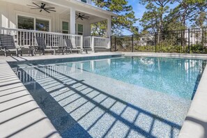 A heated pool - Surfside Private Heated Pool, New 6-Seater Golf Cart & 6 Bikes Newly Built Luxury! (Santa Rosa Beach)
