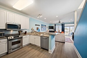 Een koelkast, een microgolfoven, een oven, een kookplaat