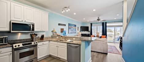 Jääkaappi, mikroaaltouuni, uuni, liesi