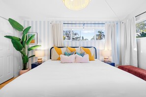 3 makuuhuonetta, työpöytä, silitysrauta/-lauta, vauvan matkasänky