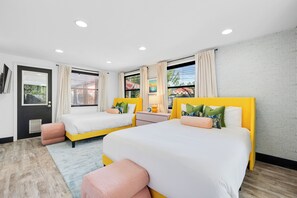 3 habitaciones, escritorio y tabla de planchar con plancha 