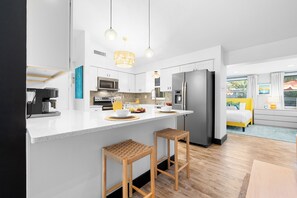 Fridge, microwave, oven, stovetop - Beach Oasis: Hot tub, Pool, Mini-golf, Game Room (Seminole)