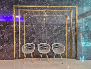 Lobby sitting area - Hollywood Dannok Hotel (Sadao)