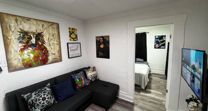 Cozy 2-bedroom apartment, Downtown Orlando with WiFi, AC and King size Bed