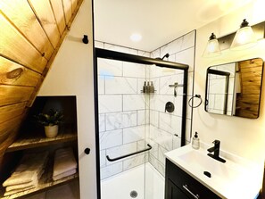 Hair dryer, towels - The Linkin: a cozy mountain cabin w/ king bed (Ironton)