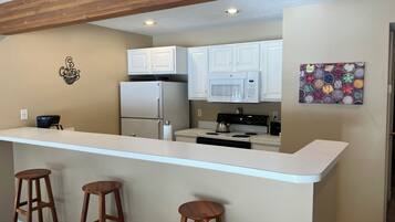 Microondas, horno, placa de cocina y lavavajillas