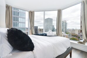 Blackout drapes, iron/ironing board, free WiFi - Prestige Yorkville Suites (Toronto)