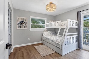 4 slaapkamers, een strijkplank/strijkijzer, gratis wifi, beddengoed