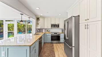 KĂŒhlschrank, Mikrowelle, Ofen, Herdplatte