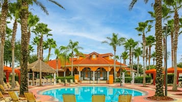 Una piscina al aire libre, una piscina climatizada