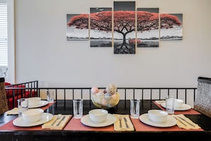 Dining - Walkable to Forsyth Park, queen bed, spacious and super comfy (Savannah)