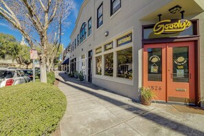 Exterior detail - Walkable to Forsyth Park, queen bed, spacious and super comfy (Savannah)