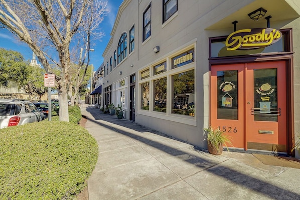Exterior detail - Walkable to Forsyth Park, queen bed, spacious and super comfy (Savannah)