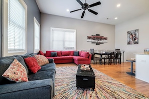 Smart TV, books - Walkable to Forsyth Park, queen bed, spacious and super comfy (Savannah)