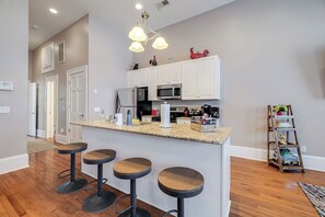 Fridge, microwave, oven, stovetop - Walkable to Forsyth Park, queen bed, spacious and super comfy (Savannah)