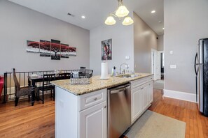 Dining - Walkable to Forsyth Park, queen bed, spacious and super comfy (Savannah)