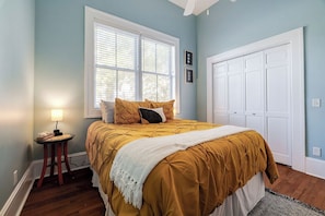 2 bedrooms, desk, iron/ironing board, travel cot - Walkable to Forsyth Park, queen bed, spacious and super comfy (Savannah)