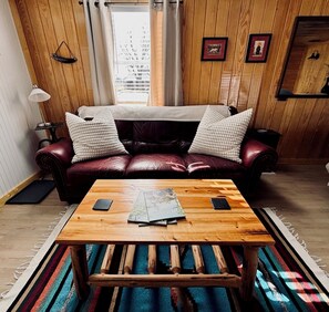 TV connectée, lecteur de DVD, livres, chaîne hi-fi