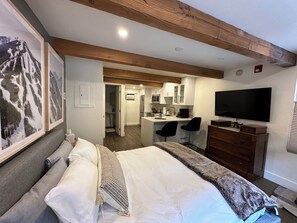 1 bedroom, iron/ironing board, WiFi, bed sheets - Charming studio condo in Aspen walkable to everything (Aspen)