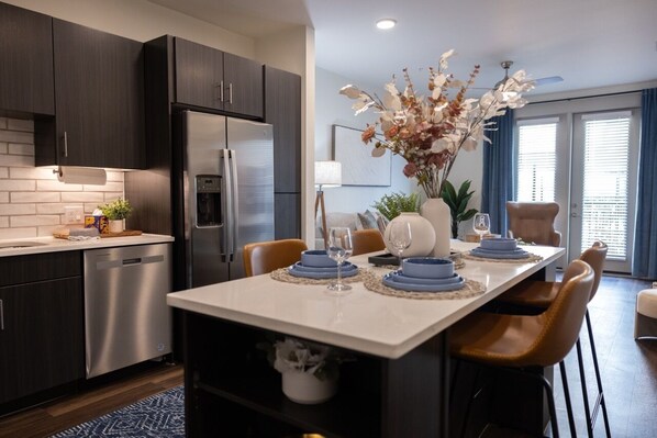 Kjøleskap, mikrobølgeovn, ovn og kokeplater