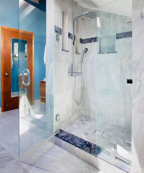 Douche, baignoire à jets, sèche-cheveux, serviettes fournies