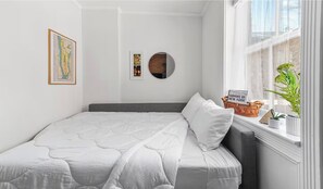 4 bedrooms, iron/ironing board, WiFi, bed sheets