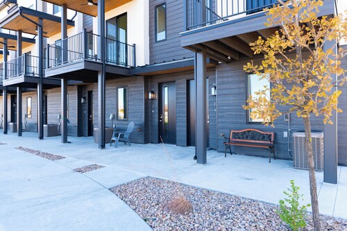 Charming townhome w/direct access to downtown GJ! NO EXTRA FEES!