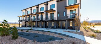 Charming townhome w/direct access to downtown GJ! NO EXTRA FEES!