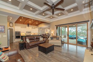 Smart-TV, Kamin, Drucker