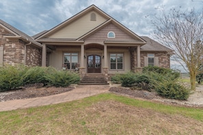 Exterior - 3-bedroom modern farmhouse retreat near the Masters w/ pool and hot-tub (Trenton)