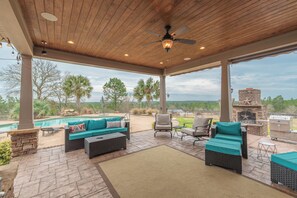 Terrace/patio - 3-bedroom modern farmhouse retreat near the Masters w/ pool and hot-tub (Trenton)